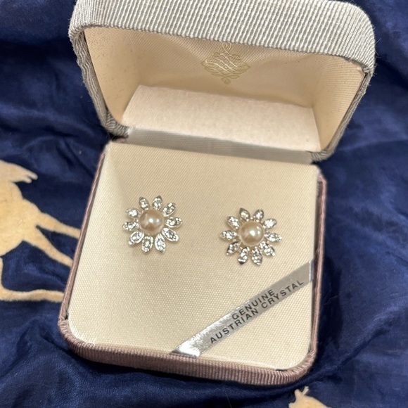 NIB Vintage Genuine Austrian Crystal Halo Flower Pearl Post Earrings Minimalist - Picture 5 of 13